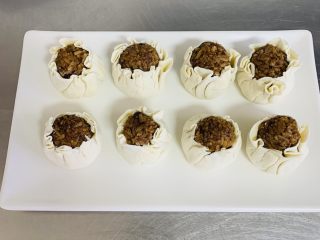 24、糯米烧麦,生坯一次可以多做 冰箱冷冻保存 早餐不用解冻 水开上锅大火蒸10分钟就好