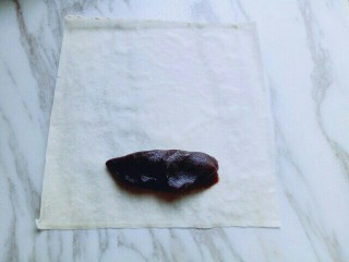 5、炸春卷,取一张春卷皮，放上豆沙馅。(也可以赶角包，根据个人喜欢)