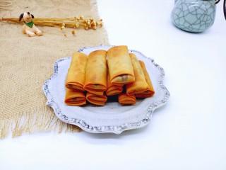 12、炸春卷,捞出放在炸网上控油，或者放在油纸上吸走多余的油也可以。