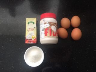 1、可以媲美哈根达斯的焦糖味棉花糖冰淇淋,准备好所有的材料。