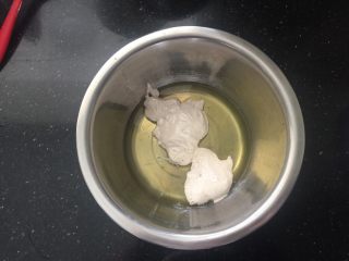 2、可以媲美哈根达斯的焦糖味棉花糖冰淇淋,蛋清和蛋黄分离，蛋清中加入棉花糖。