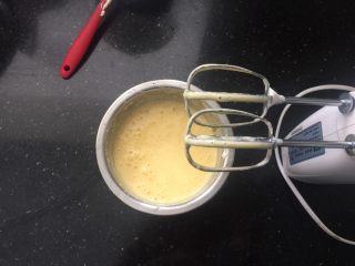 5、可以媲美哈根达斯的焦糖味棉花糖冰淇淋,用电动打蛋器低速打至乳化状态。