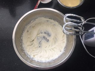 6、可以媲美哈根达斯的焦糖味棉花糖冰淇淋,冷藏的淡奶油用打蛋器低速打至有明显的纹路。