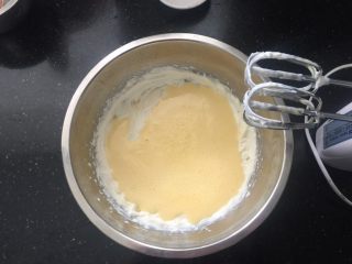 7、可以媲美哈根达斯的焦糖味棉花糖冰淇淋,倒入蛋黄液。