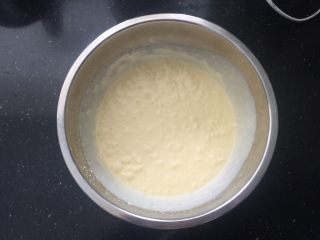 8、可以媲美哈根达斯的焦糖味棉花糖冰淇淋,搅拌均匀。