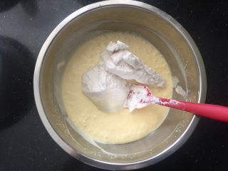 9、可以媲美哈根达斯的焦糖味棉花糖冰淇淋,加入三分之一的棉花糖蛋白霜切拌均匀。