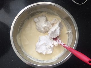 10、可以媲美哈根达斯的焦糖味棉花糖冰淇淋,再加入三分之一的棉花糖蛋白霜切拌均匀。