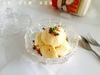 13、可以媲美哈根达斯的焦糖味棉花糖冰淇淋,用挖球器挖出冰淇淋放入碗中，撒上巧克力碎就0k了。