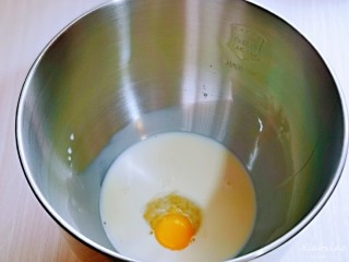 2、奶香软欧包,首先将牛奶倒入厨师机桶中，加入鸡蛋，盐、糖对角放。(牛奶可以预留一些，后期看状态添加，因为不同面粉吸水性不同)