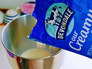 3、奶香软欧包,再加入奶粉。