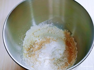 4、奶香软欧包,最后加入软欧面包粉，酵母粉，启动厨师机1档揉面至了扩展阶段。