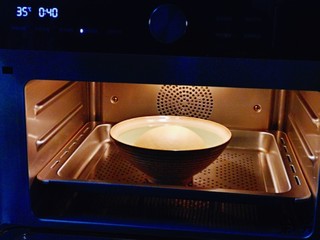 7、奶香软欧包,入蒸烤箱进行发酵。(室温发酵也可以，但是一定要保持面团的湿度。)