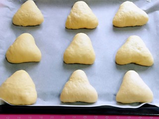 10、奶香软欧包,依次做完，放入垫有油纸的烤盘中，并间隔距离，进行二次发酵。(同样一定要注意保持面团的湿度)