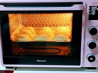 13、奶香软欧包,上下管170度烤20分钟。(时间及温度仅供参考，具体请根据自家烤箱性能另定)