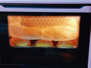 14、奶香软欧包,大约烤了8分钟左右我加盖了油纸，发现上色后立即加盖油纸。