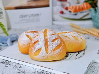 15、奶香软欧包,出炉啦！放烤网上晾凉。咬一口香、浓、醇。哈～