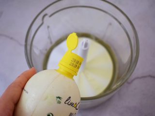 7、原味蒸蛋糕,东菱无线绞肉机装上打蛋棒，再把蛋清倒入，加入柠檬汁，打发至粗泡