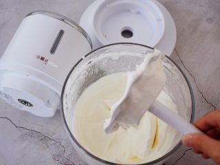 9、原味蒸蛋糕,就是提起打蛋棒有小尖角即可，称为蛋白霜