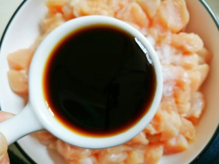 5、狂甩肯德基几条街的劲爆鸡米花,2勺生抽。