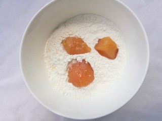 13、狂甩肯德基几条街的劲爆鸡米花,鸡蛋搅散成蛋液，面包糠，淀粉分别倒入盘中，将腌好的鸡块在淀粉中滚一圈。