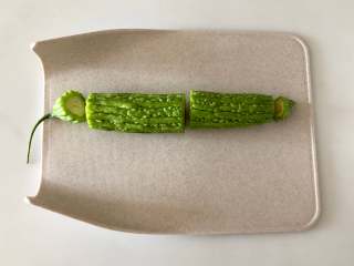 1、苦瓜新吃法——“苦尽甘来”,苦瓜切去两头，切成两段；