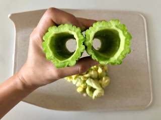 2、苦瓜新吃法——“苦尽甘来”,把苦瓜中间挖空；