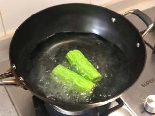 3、苦瓜新吃法——“苦尽甘来”,锅里烧开水，放一小勺盐，把苦瓜入锅中焯水；