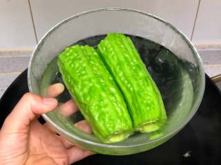 4、苦瓜新吃法——“苦尽甘来”,把焯好的苦瓜捞起过一下凉水，然后沥水备用；