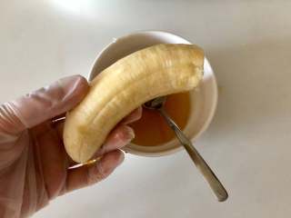 5、苦瓜新吃法——“苦尽甘来”,香蕉去皮，抹上蜂蜜；