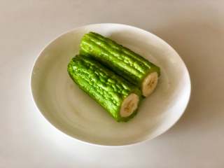 6、苦瓜新吃法——“苦尽甘来”,把香蕉穿进苦瓜中，多余的部分切掉；