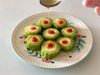 8、苦瓜新吃法——“苦尽甘来”,摆盘，面上放上泡好的枸杞，再淋上蜂蜜，完成！