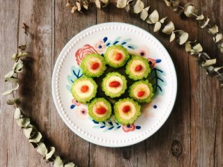 9、苦瓜新吃法——“苦尽甘来”,咬一口下去，先能尝到苦味，随之而来的是蜂蜜和香蕉的甜味，故名为：“苦尽甘来”。