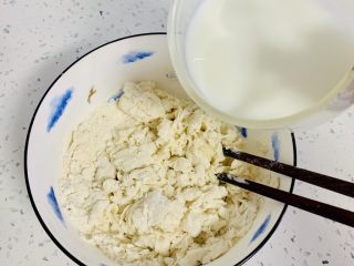 5、一次发酵——虾仁牛肉肠披萨,一点点的加入牛奶用筷子搅拌成絮状