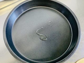 11、一次发酵——虾仁牛肉肠披萨,八寸的模具滴入一点点的玉米油