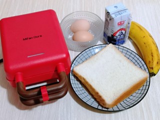 1、快手早餐～香蕉酸奶三明治,准备食材。