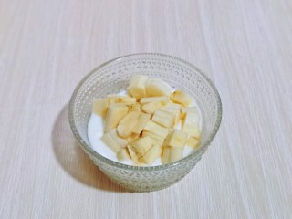 2、快手早餐～香蕉酸奶三明治,首先将酸奶倒入器具中，香蕉去皮，切小块加入酸奶中，用小勺拌均匀，放旁边备用。(香蕉块切的小一点)