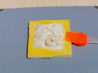 6、快手早餐～香蕉酸奶三明治,在用硅胶刷将吐司四边刷上蛋液，便于粘合。