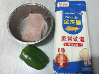 1、青椒肉丝面,主要食材如图所示示意，猪瘦肉、青椒、家常挂面