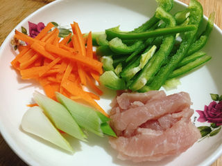 2、青椒肉丝面,将胡萝卜、青椒洗净切丝、猪瘦肉也切丝、准备适量葱白。