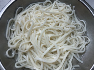 3、青椒肉丝面,挂面提前捞至变软后，捞出泡在凉水中。