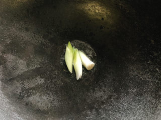 4、青椒肉丝面,锅烧热油，加入葱白爆香