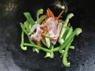 6、青椒肉丝面,加适量猪肉丝（可适量裹粉）