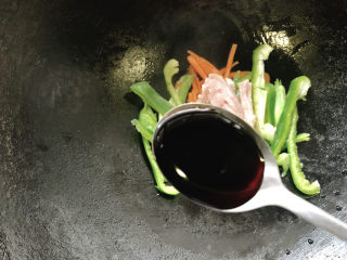 7、青椒肉丝面,然后加一勺酱油