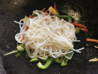 11、青椒肉丝面,然后加入面条翻炒均匀，汤汁收干后出锅。