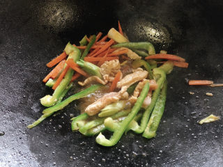 10、青椒肉丝面,翻炒均匀加适量水
