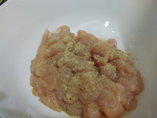 2、土豆鸡肉豆腐咖喱,用胡椒粉腌制一会儿