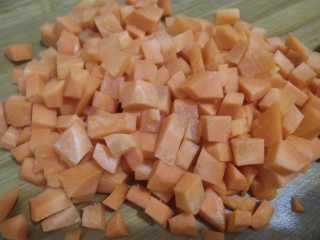 4、土豆鸡肉豆腐咖喱,胡萝卜切丁