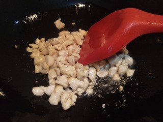 6、土豆鸡肉豆腐咖喱,热锅倒油,将鸡胸肉炒到没有生肉色