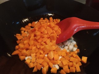 7、土豆鸡肉豆腐咖喱,加入胡萝卜