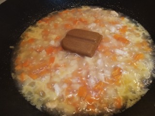 11、土豆鸡肉豆腐咖喱,煮开后放入一半的咖喱块,可以根据喜好增加或减少咖喱